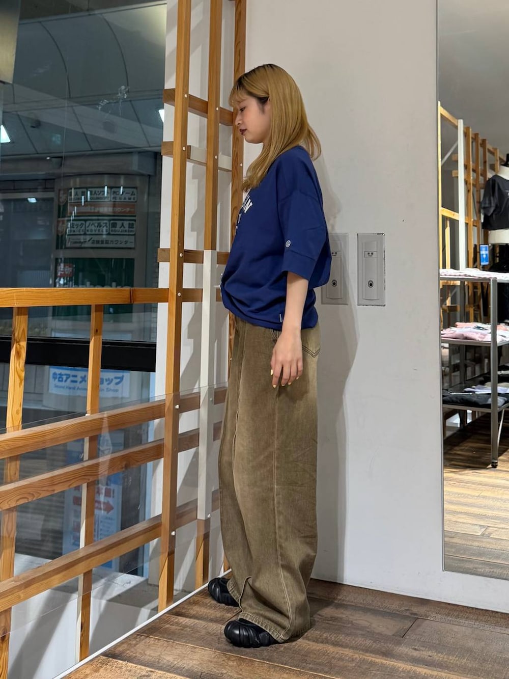 ブルー系のTシャツ/カットソー、ブラウン系のデニムパンツを着用したレディースの夏コーディネートの5枚目の写真