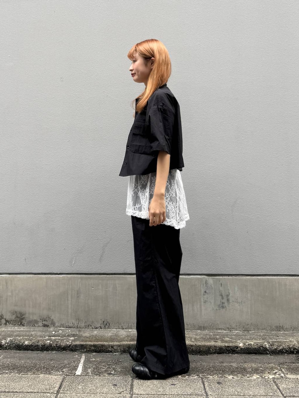 ホワイト系のTシャツ/カットソー、ブラック系のその他パンツ、ブラック系のシャツ/ブラウスを着用したレディースの夏コーディネートの5枚目の写真
