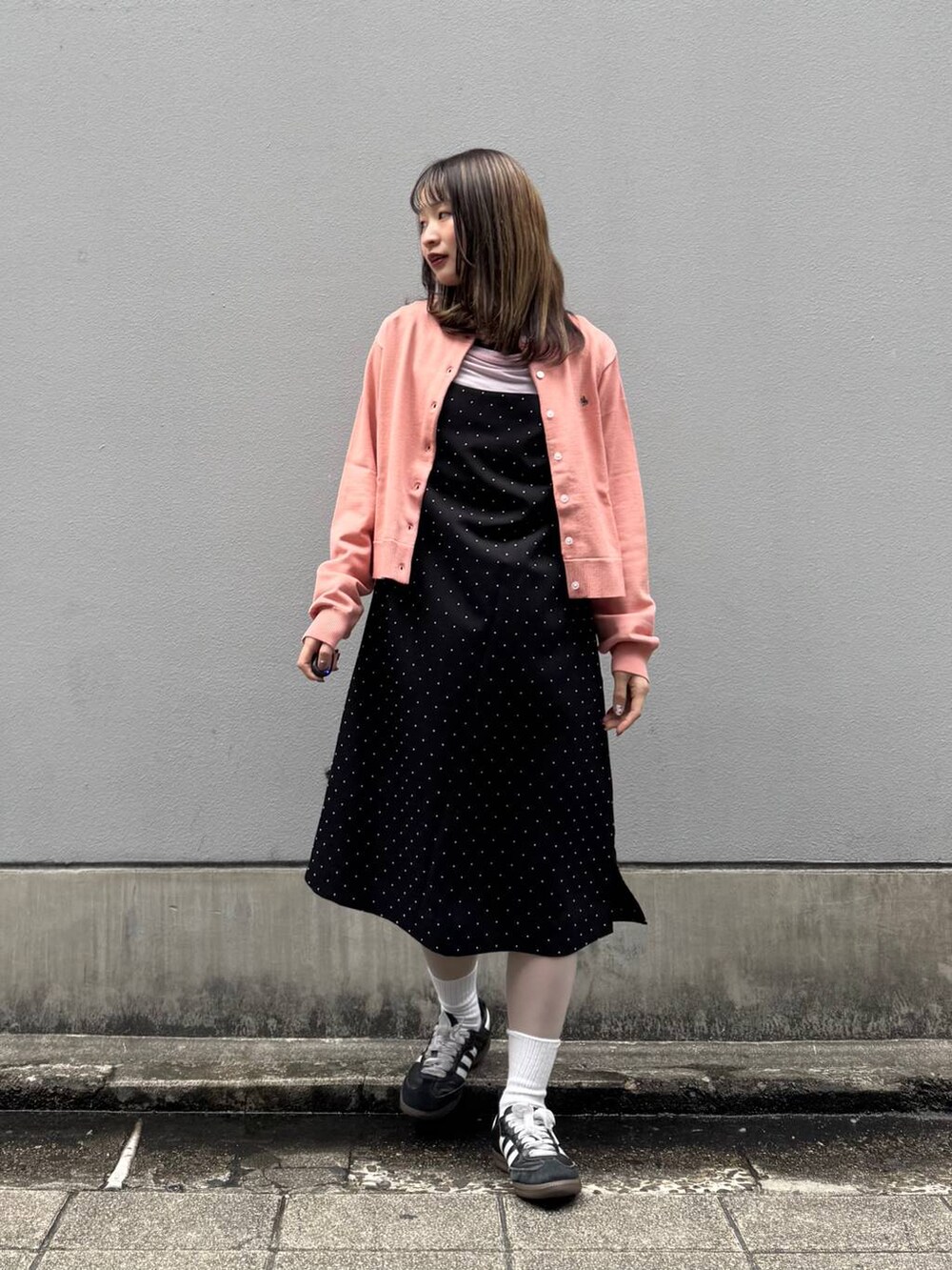 ブラック系のワンピース、ピンク系のTシャツ/カットソー、ピンク系のTシャツ/カットソーを着用したレディースの春コーディネートの2枚目の写真