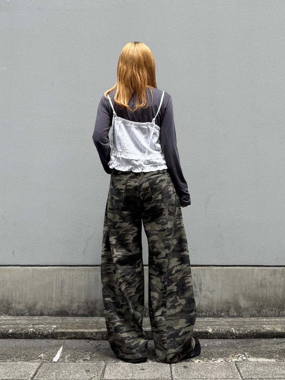 ブラック系のローファー、グレー系のTシャツ/カットソー、ホワイト系のキャミソールを着用したレディースの夏コーディネートの6枚目の写真