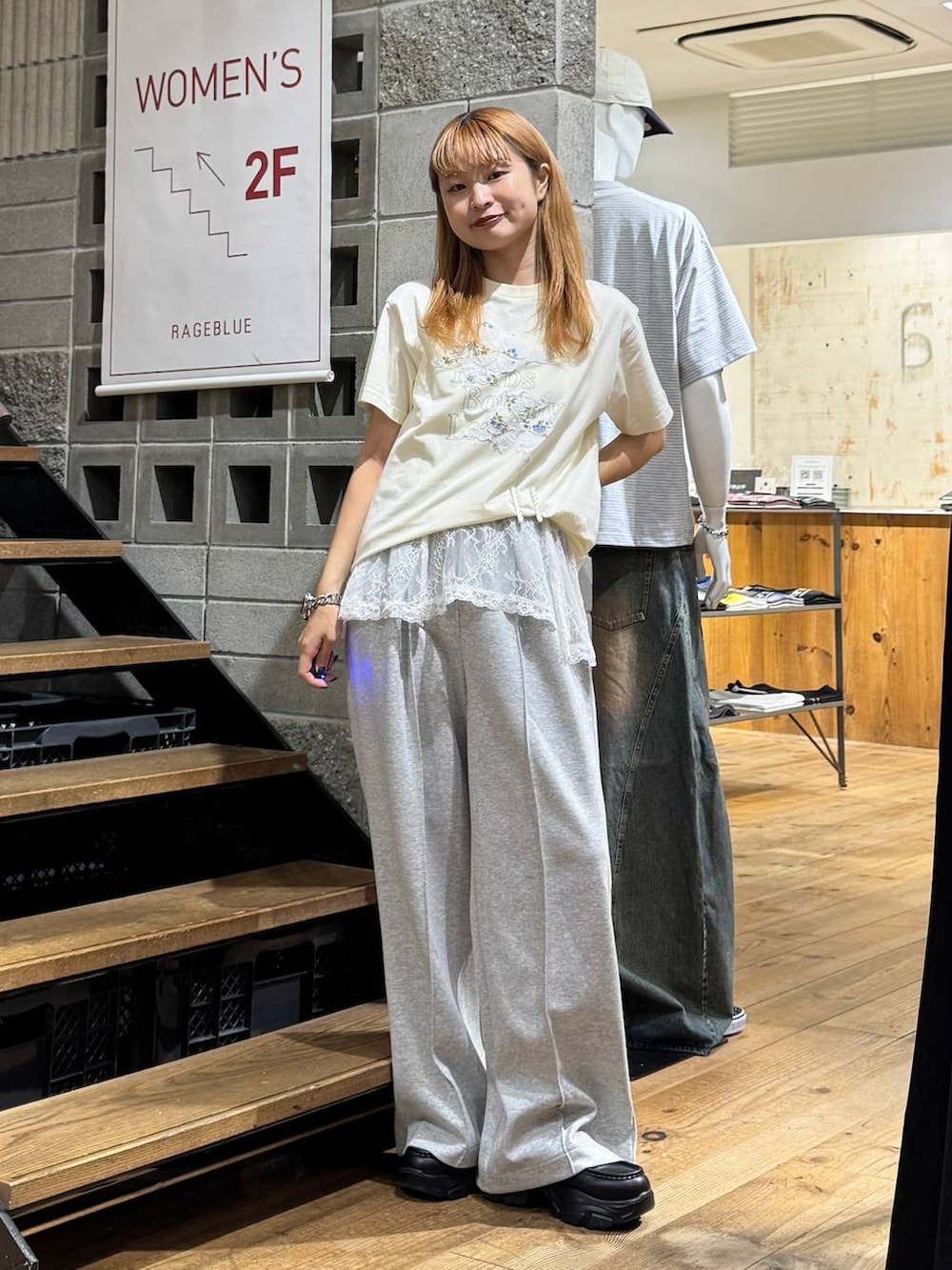 ホワイト系のTシャツ/カットソー、ホワイト系のTシャツ/カットソー、グレー系のスウェットパンツを着用したレディースの夏コーディネートの3枚目の写真