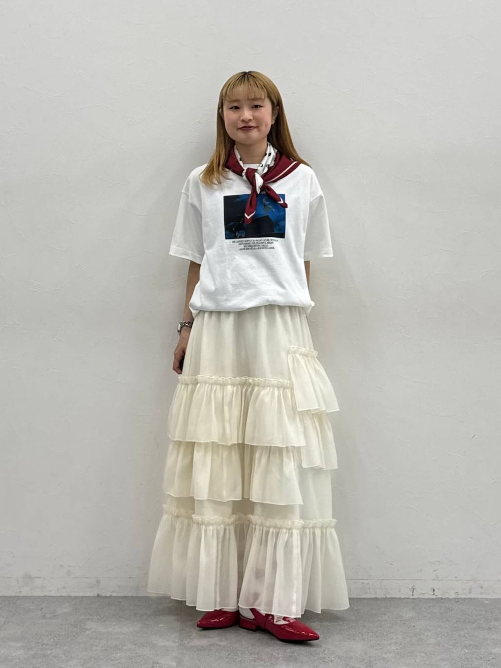 ブラック系のパンプス、ホワイト系のTシャツ/カットソー、ホワイト系のスカートを着用したレディースの春コーディネートの4枚目の写真