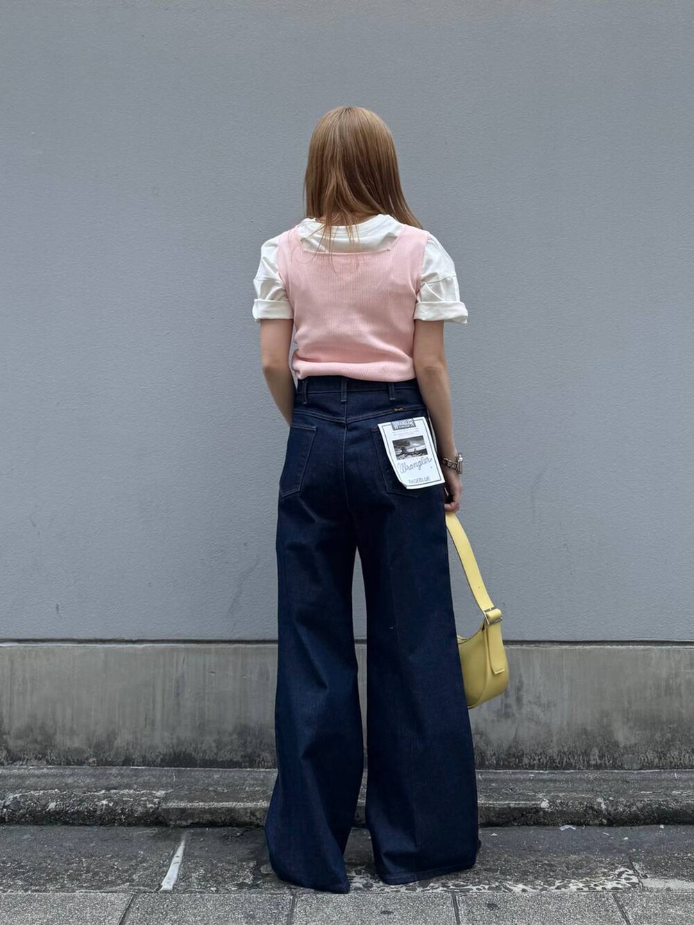 ブルー系のデニムパンツ、ホワイト系のTシャツ/カットソー、ブラック系のパンプスを着用したレディースの春コーディネートの8枚目の写真