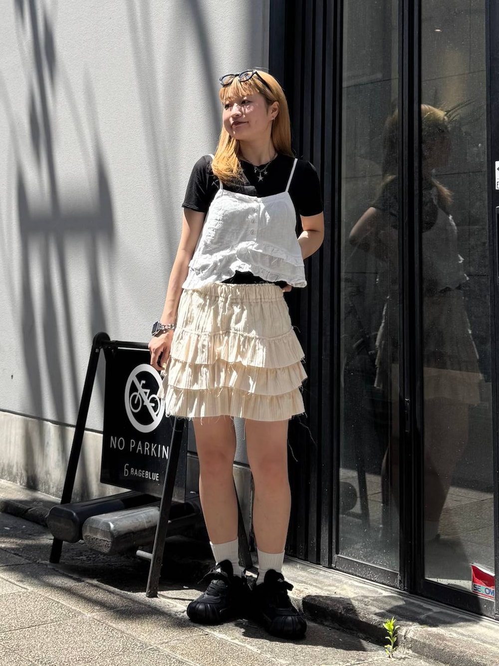 ブラック系のTシャツ/カットソー、ホワイト系のキャミソール、ホワイト系のスカートを着用したレディースの夏コーディネートの4枚目の写真