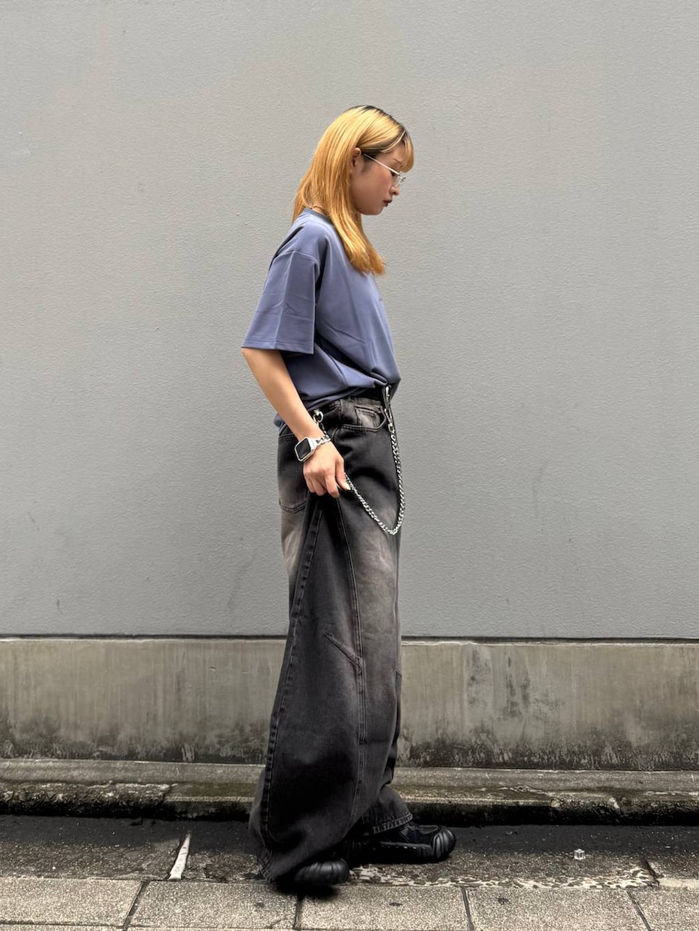 ブラック系のデニムパンツ、ブルー系のTシャツ/カットソー、グレー系のサングラスを着用したレディースの夏コーディネートの7枚目の写真