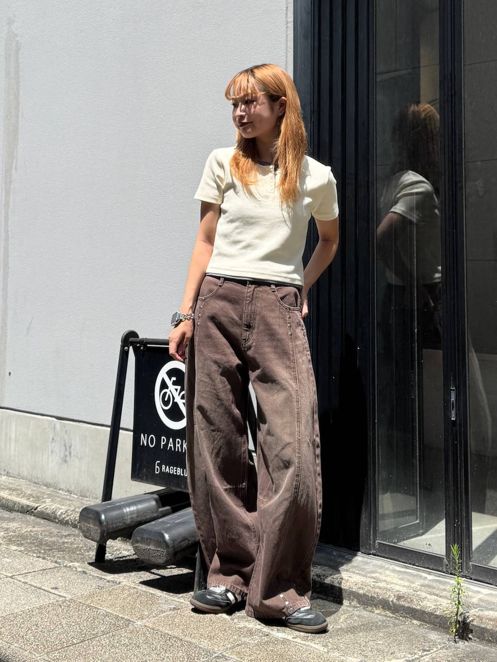 ブラウン系のデニムパンツ、ホワイト系のTシャツ/カットソーを着用したレディースの夏コーディネートの3枚目の写真