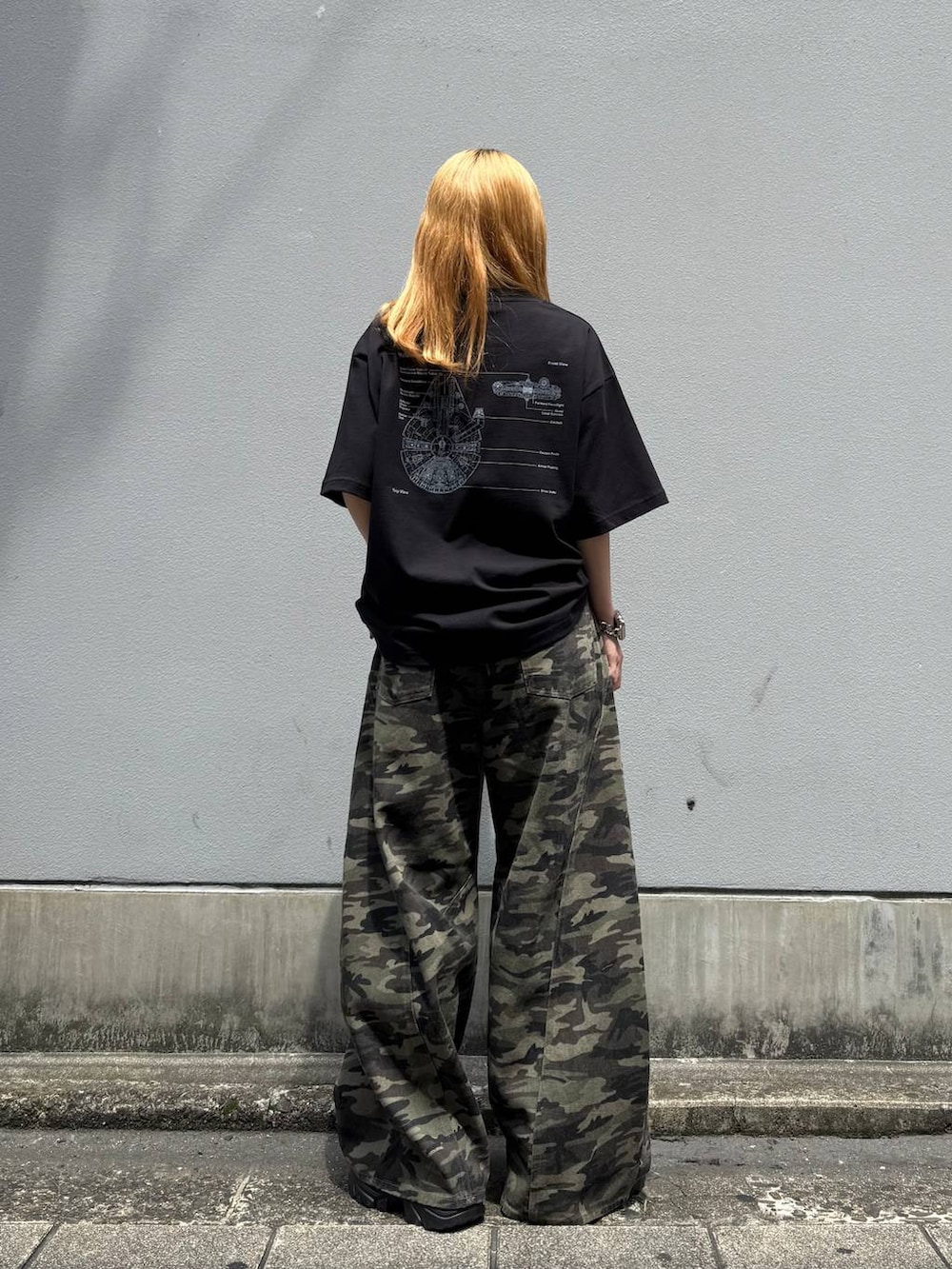 ブラック系のローファー、ブラック系のTシャツ/カットソー、グリーン系のデニムパンツを着用したレディースの春コーディネートの5枚目の写真
