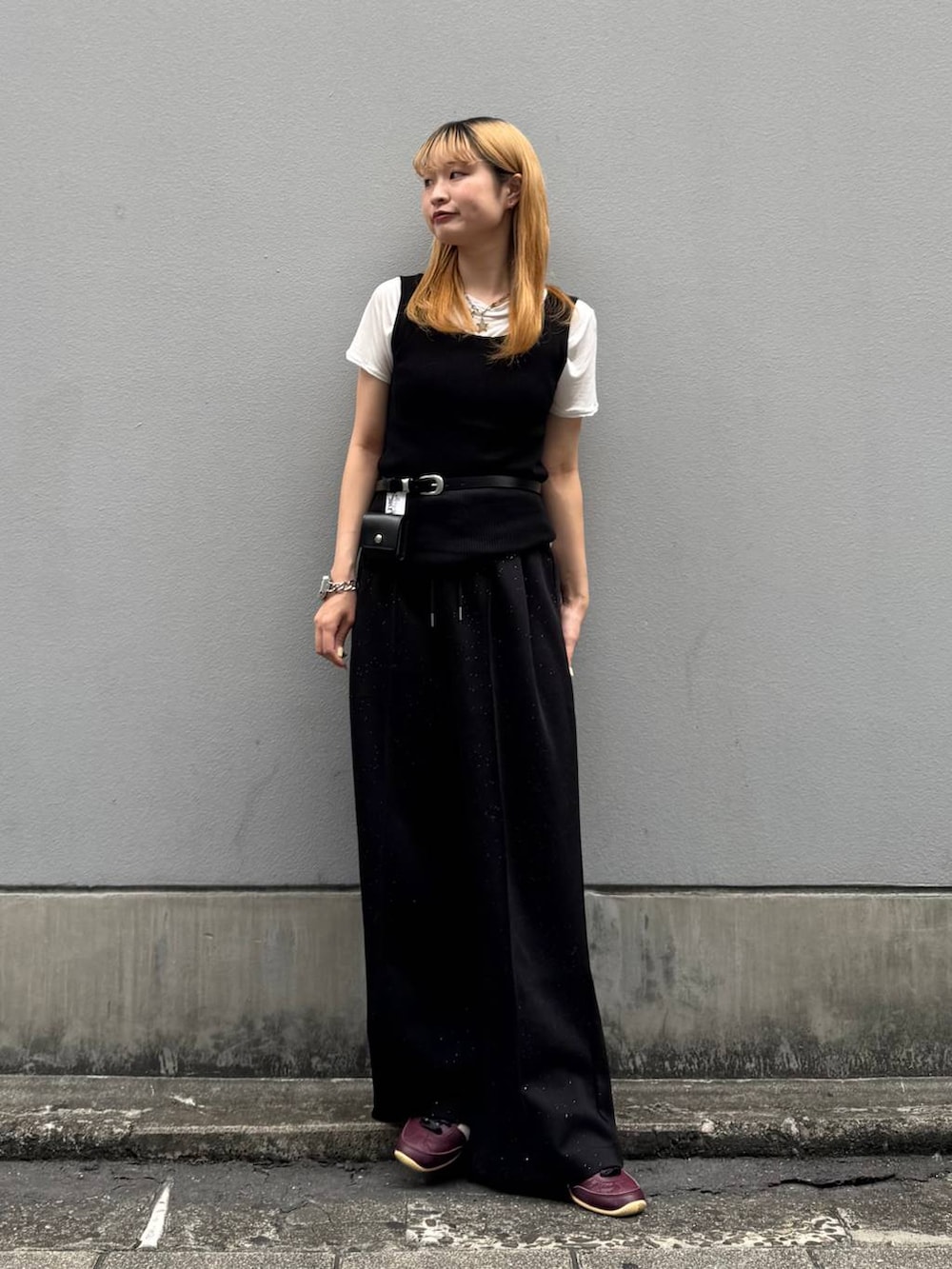 ブラック系のタンクトップ、ホワイト系のTシャツ/カットソー、ブラック系のスウェットパンツを着用したレディースの夏コーディネートの2枚目の写真