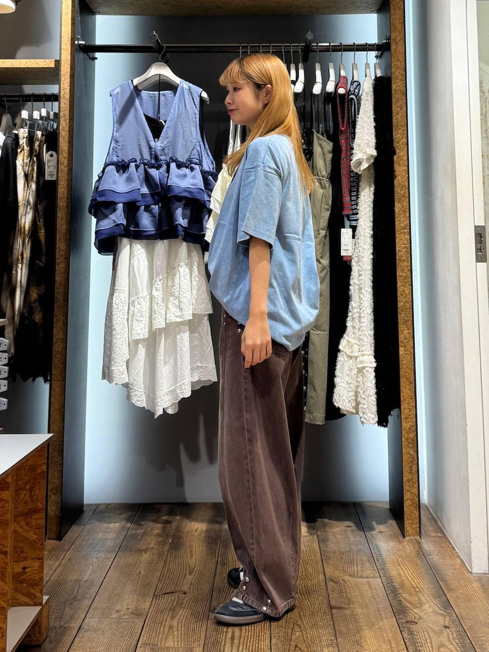 ブルー系のTシャツ/カットソー、ブラウン系のデニムパンツ、その他のキーホルダーを着用したレディースの夏コーディネートの6枚目の写真