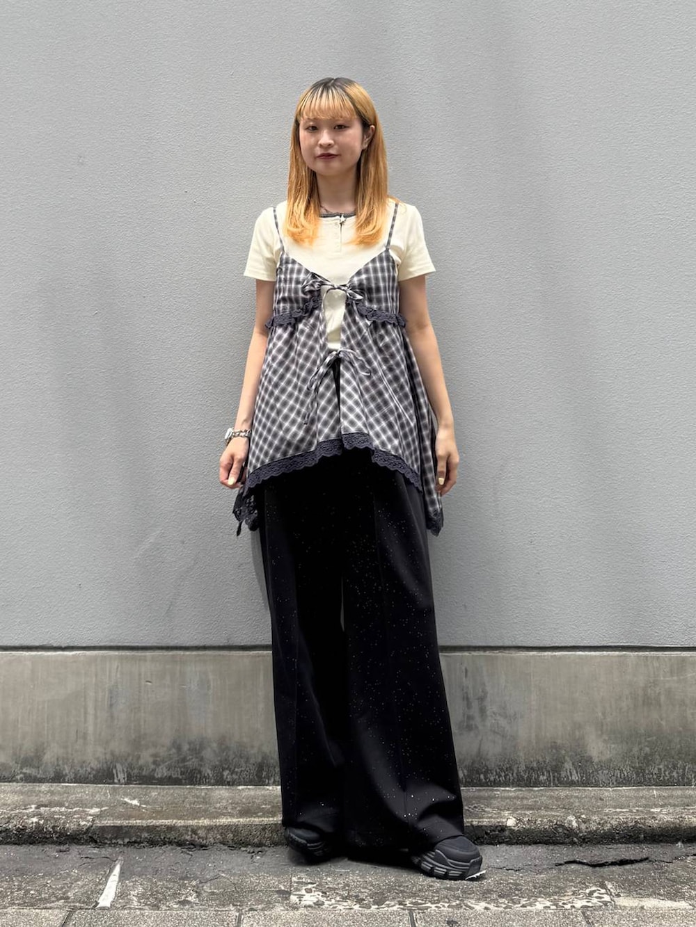ブラック系のサンダル、ブラック系のスウェットパンツ、ホワイト系のTシャツ/カットソーを着用したレディースの夏コーディネートの2枚目の写真