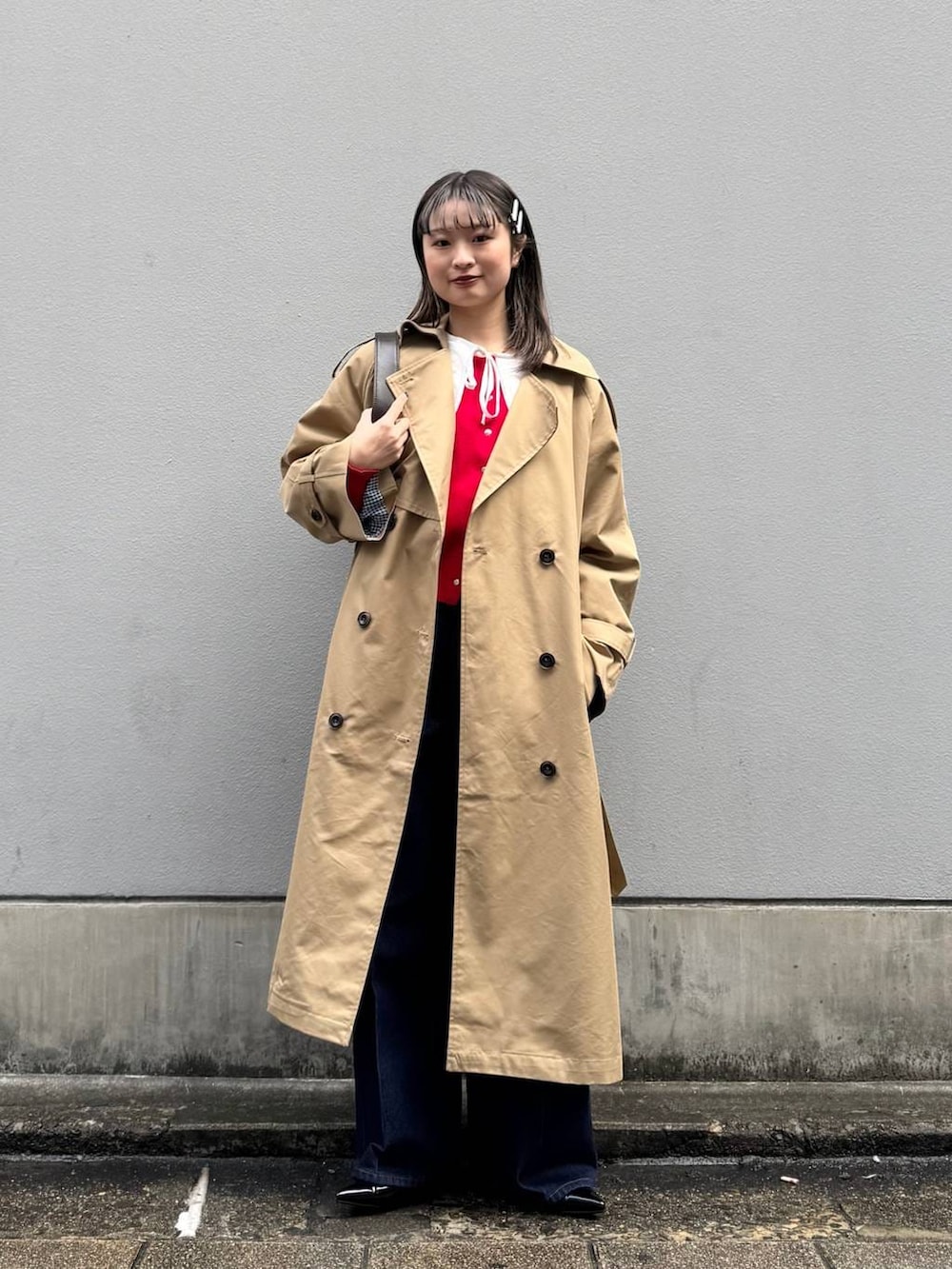 ブルー系のデニムパンツ、ホワイト系のシャツ/ブラウス、ブラック系のパンプスを着用したレディースの春コーディネートの2枚目の写真