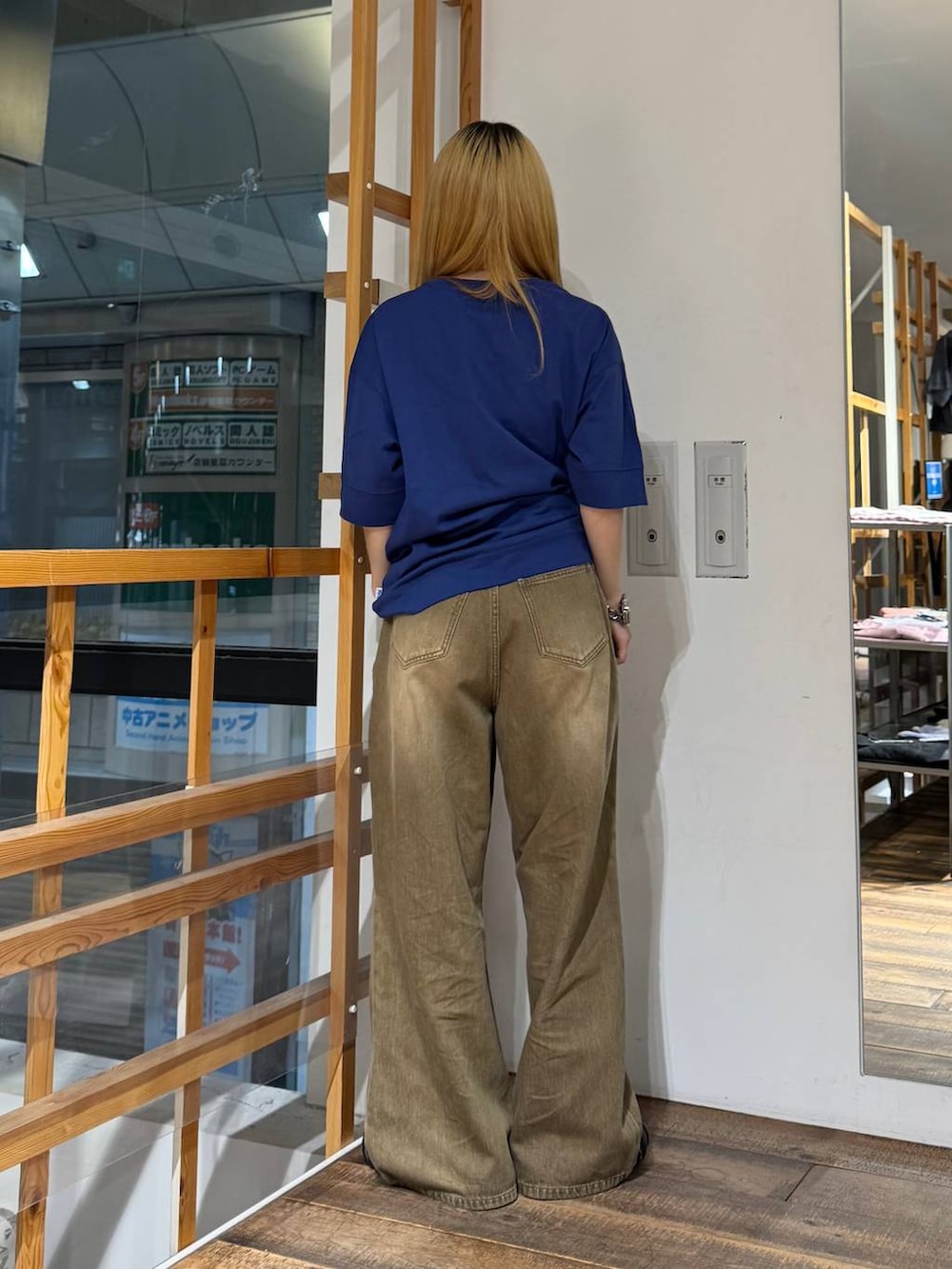ブルー系のTシャツ/カットソー、ブラウン系のデニムパンツを着用したレディースの夏コーディネートの6枚目の写真