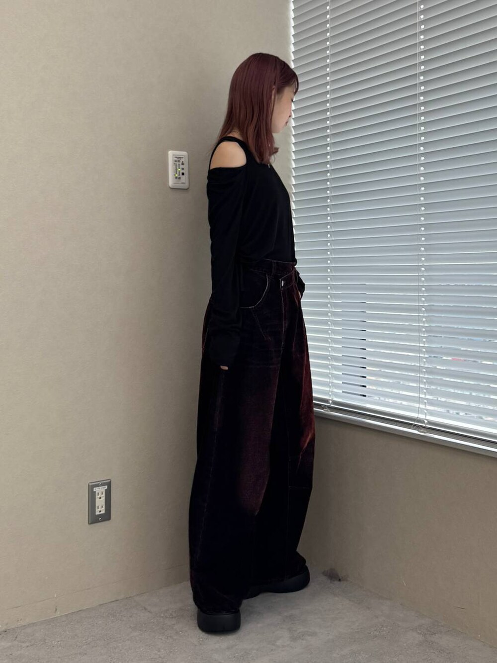 ブラック系のTシャツ/カットソー、レッド系のデニムパンツを着用したレディースの秋コーディネートの8枚目の写真