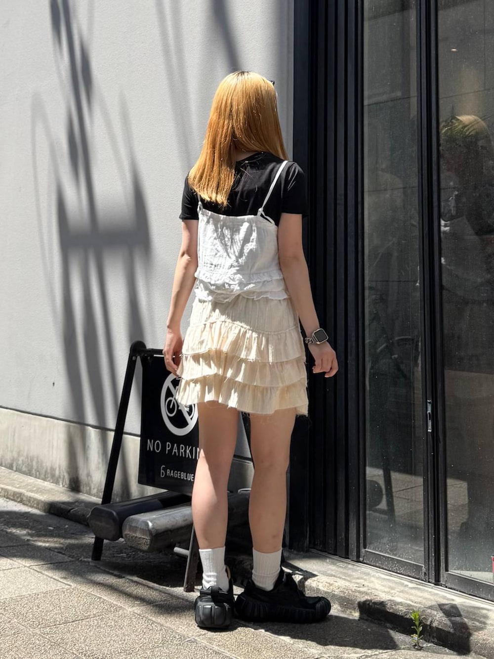 ブラック系のTシャツ/カットソー、ホワイト系のキャミソール、ホワイト系のスカートを着用したレディースの夏コーディネートの6枚目の写真