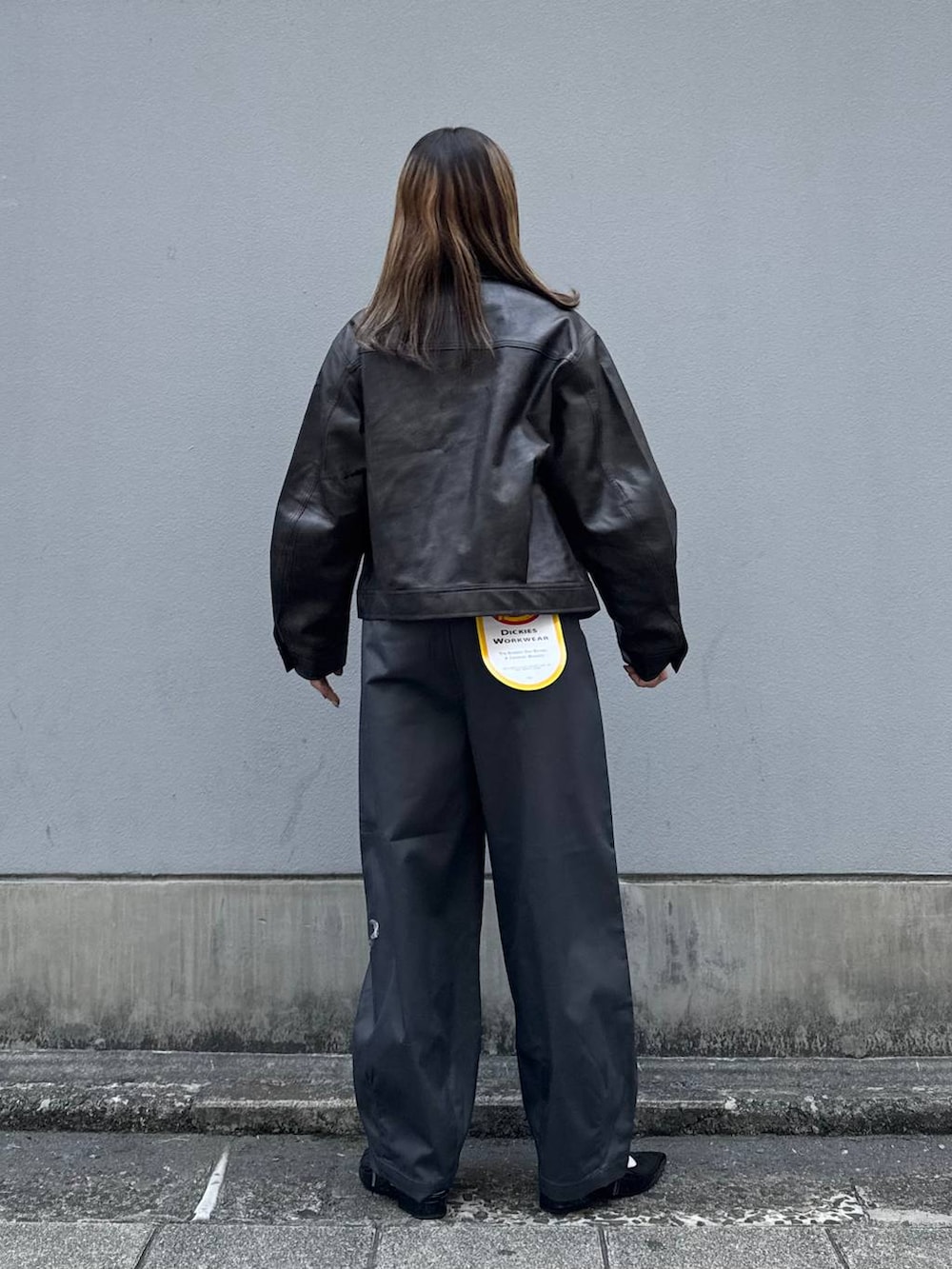 グレー系のチノパンツ、レッド系のパンプス、ブラウン系のブルゾンを着用したレディースの春コーディネートの7枚目の写真