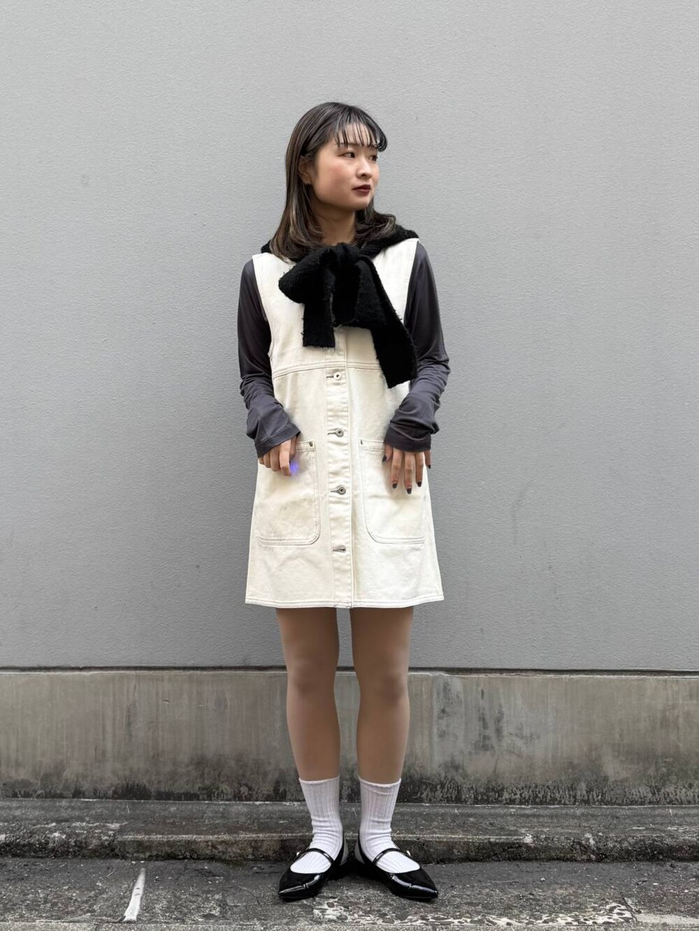 ブラック系のパンプス、ホワイト系のワンピース、グレー系のTシャツ/カットソーを着用したレディースの春コーディネートの4枚目の写真