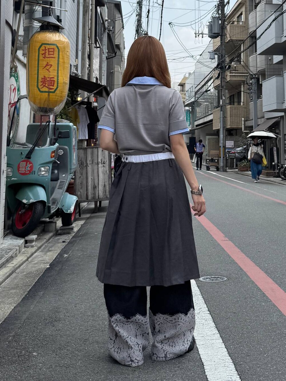 グレー系のスカート、ブラック系のデニムパンツ、グレー系のシャツ/ブラウスを着用したレディースの夏コーディネートの6枚目の写真