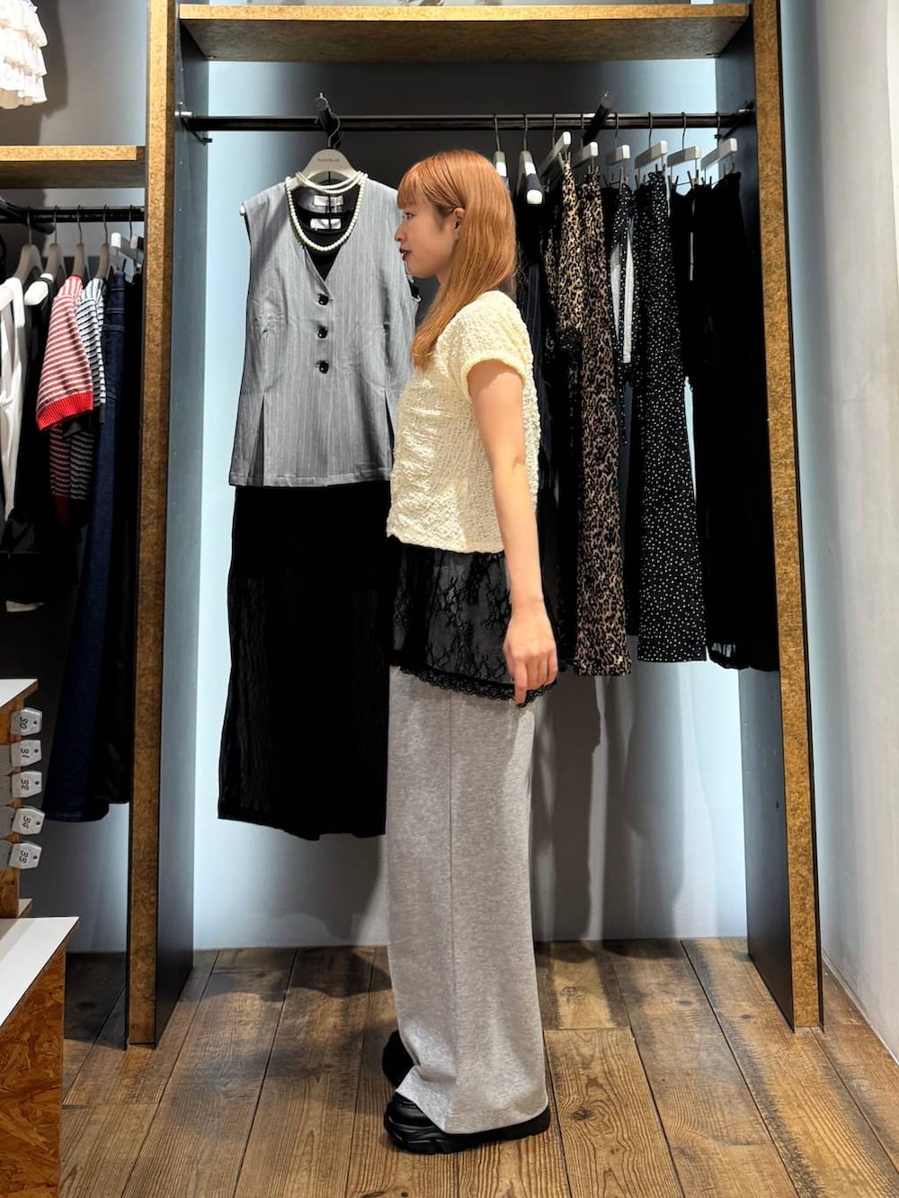 ホワイト系のTシャツ/カットソー、グレー系のスウェットパンツ、ホワイト系のTシャツ/カットソーを着用したレディースの夏コーディネートの5枚目の写真