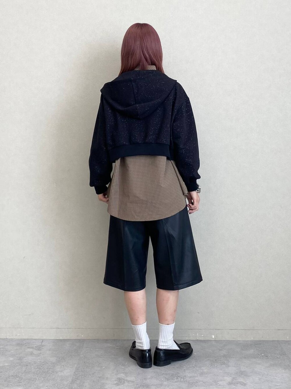 ブラウン系のシャツ/ブラウス、ブラック系のその他パンツ、ブラック系のパーカーを着用したレディースの秋コーディネートの5枚目の写真