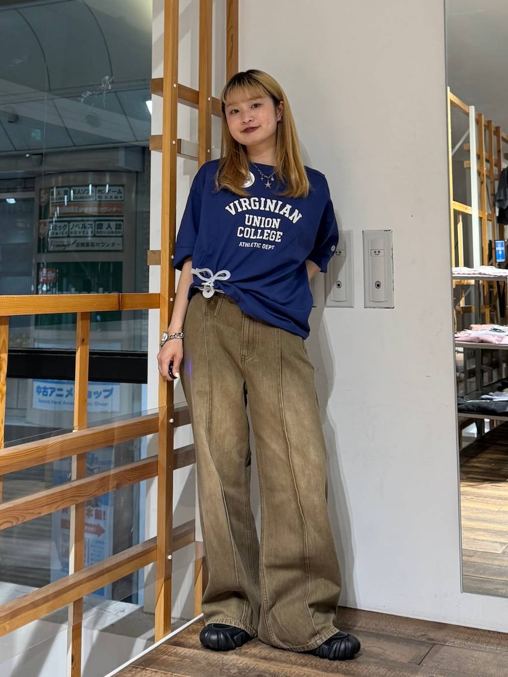 ブルー系のTシャツ/カットソー、ブラウン系のデニムパンツを着用したレディースの夏コーディネートの2枚目の写真