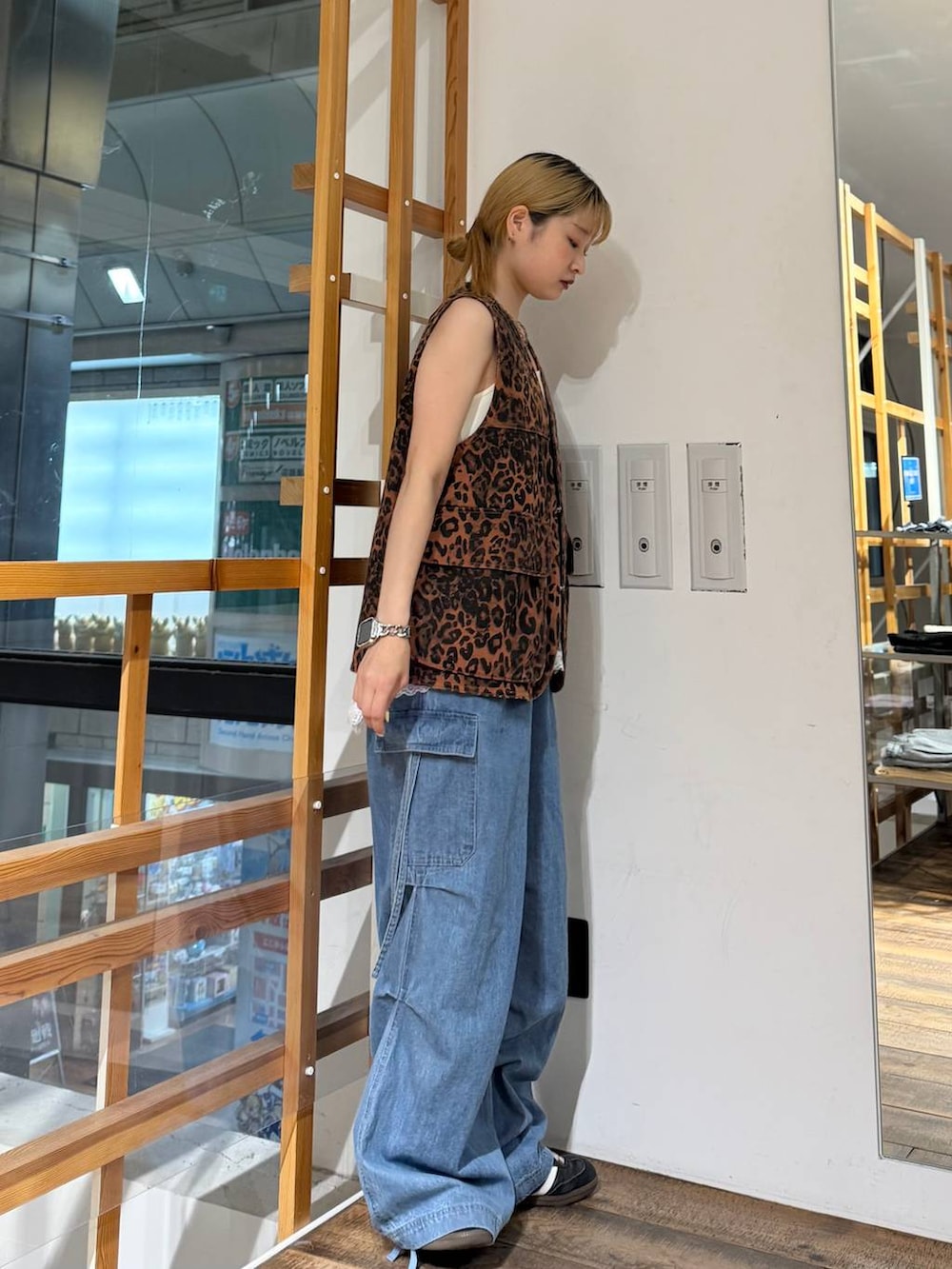 ホワイト系のTシャツ/カットソー、ブルー系のデニムパンツ、その他のベストを着用したレディースの夏コーディネートの7枚目の写真