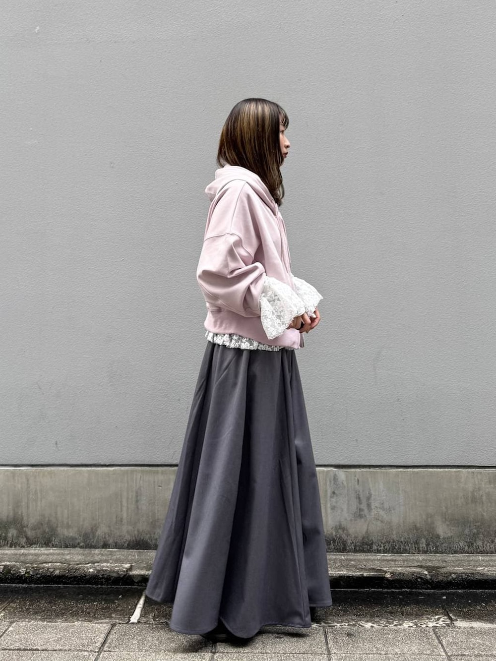 ホワイト系のTシャツ/カットソー、グレー系のスカート、ピンク系のパーカーを着用したレディースの春コーディネートの8枚目の写真