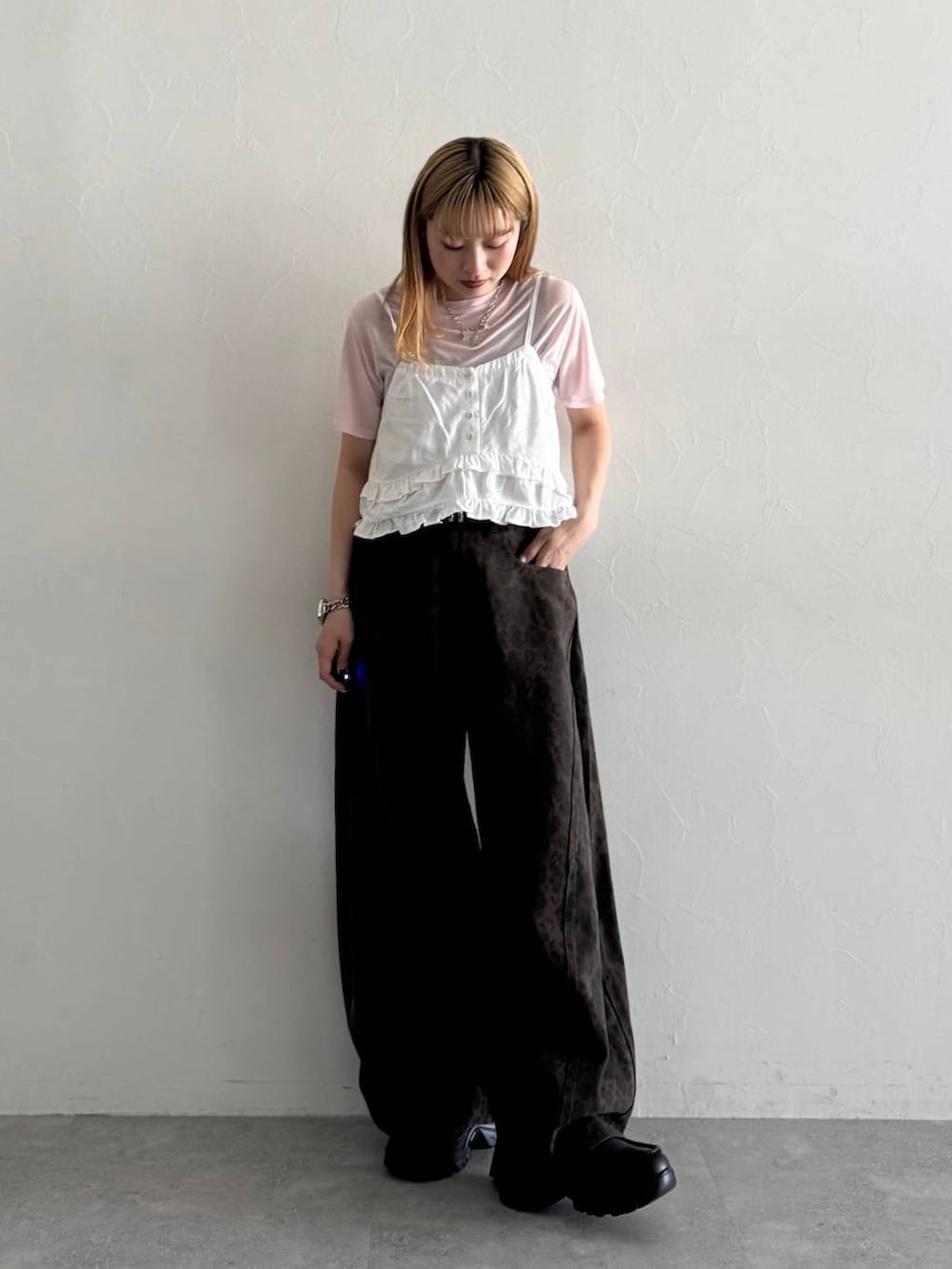 ブラック系のローファー、ピンク系のTシャツ/カットソー、ホワイト系のキャミソールを着用したレディースの夏コーディネートの6枚目の写真