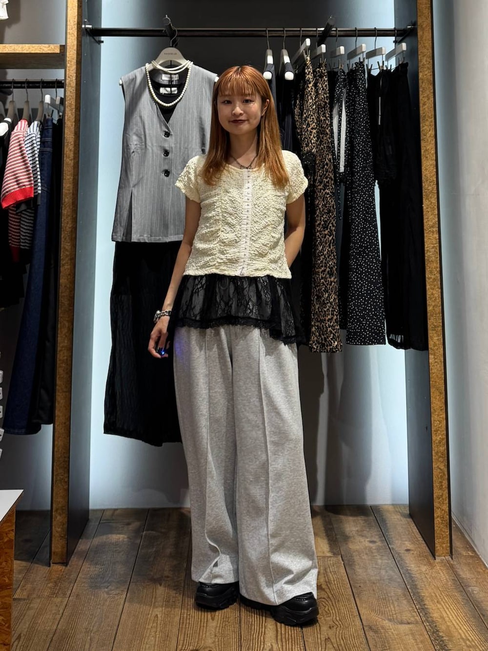 ホワイト系のTシャツ/カットソー、グレー系のスウェットパンツ、ホワイト系のTシャツ/カットソーを着用したレディースの夏コーディネートの4枚目の写真