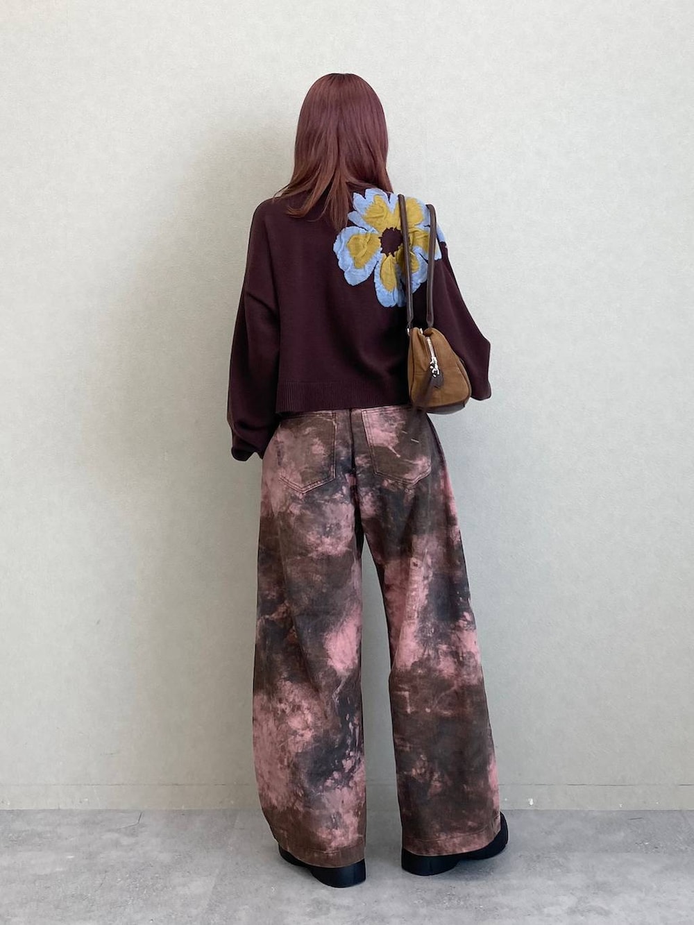 ブラウン系のニット/セーター、ピンク系のその他パンツ、ブラウン系のショルダーバッグを着用したレディースの秋コーディネートの5枚目の写真