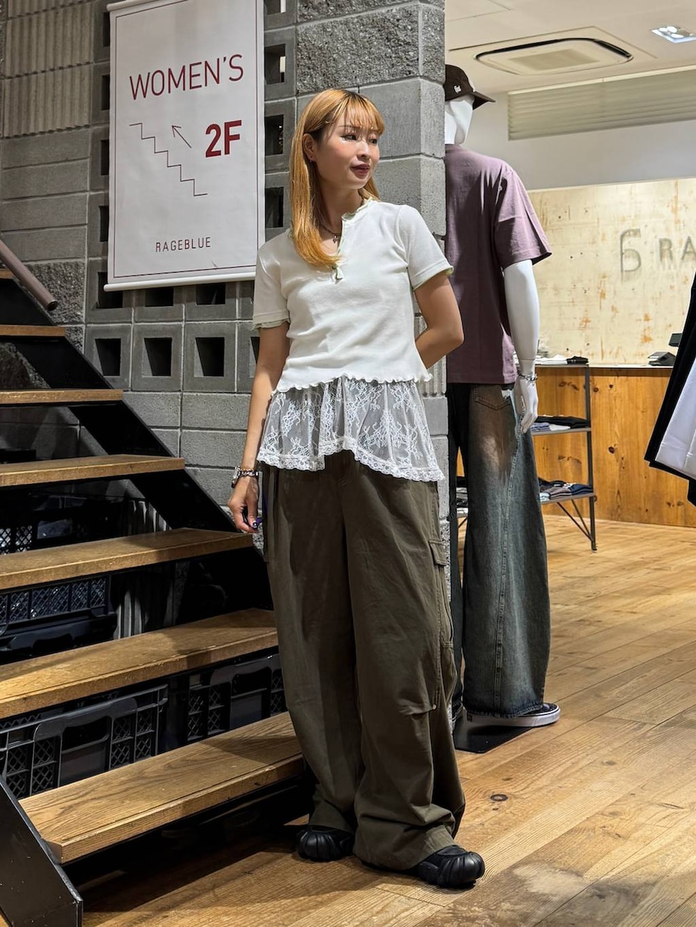 グリーン系のカーゴパンツ、ホワイト系のTシャツ/カットソー、ホワイト系のTシャツ/カットソーを着用したレディースの夏コーディネートの3枚目の写真