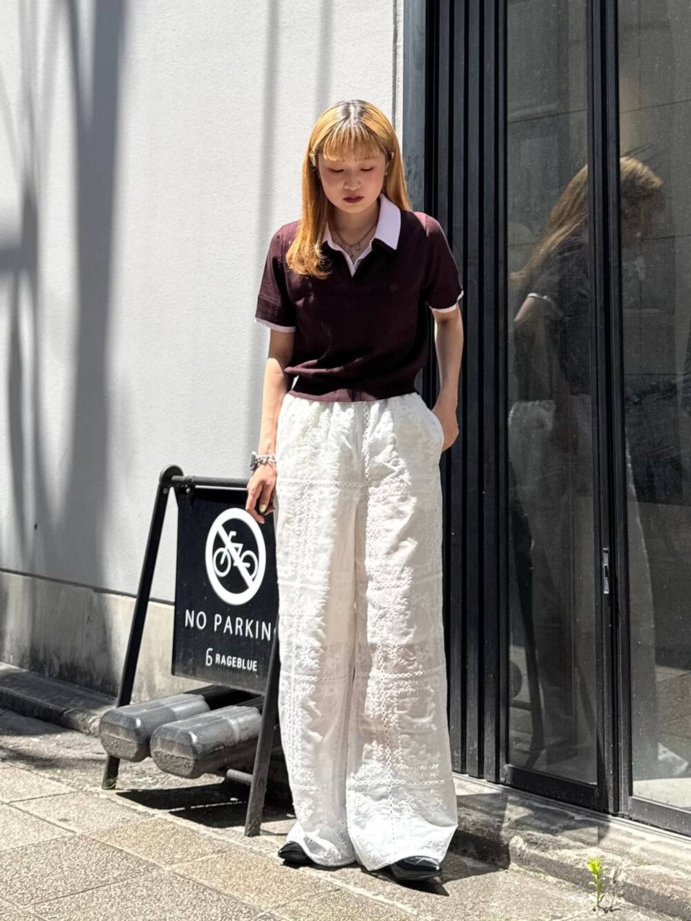 ブラック系のパンプス、ホワイト系のその他パンツ、ブラウン系のシャツ/ブラウスを着用したレディースの夏コーディネートの3枚目の写真