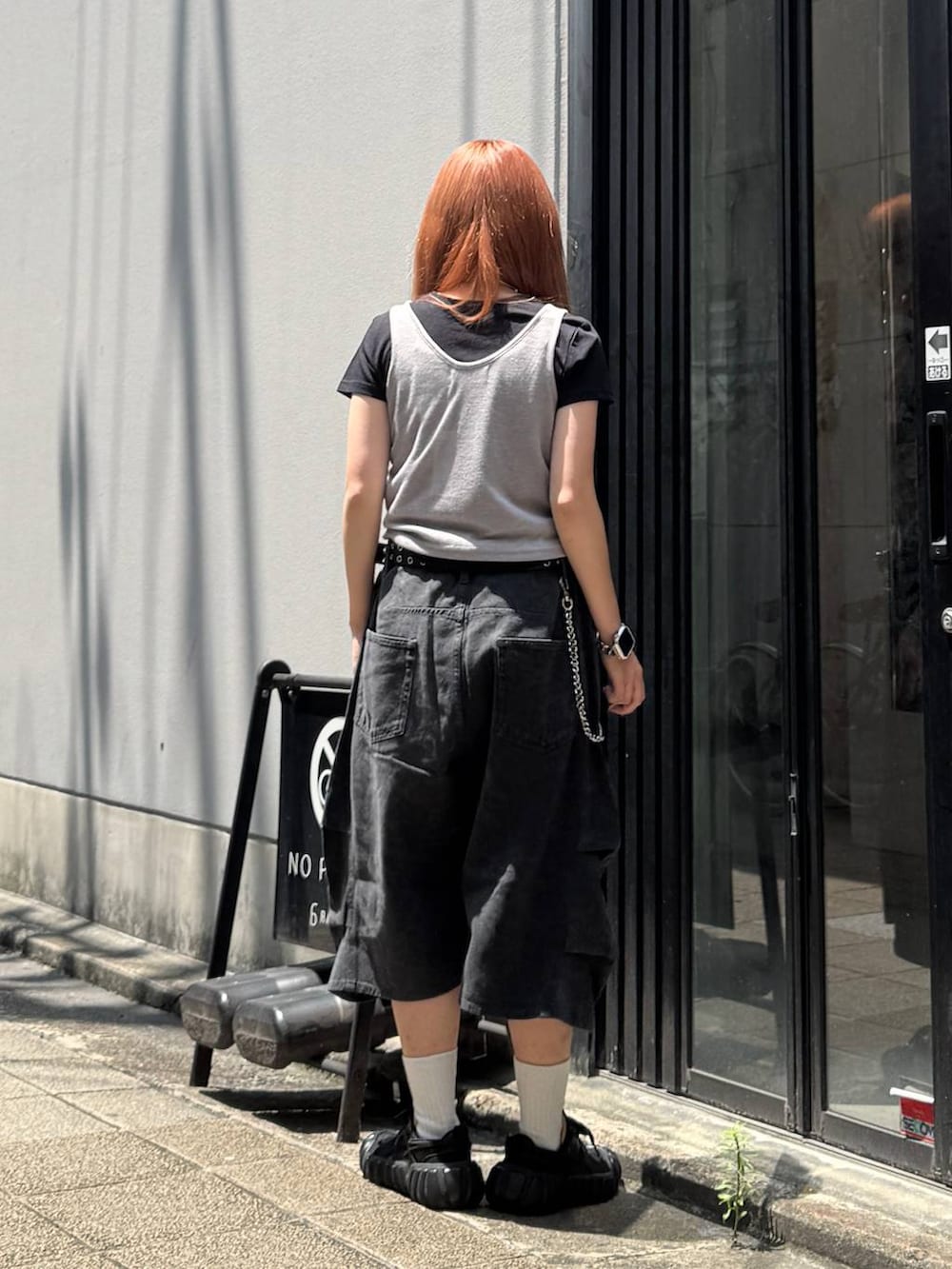 グレー系のデニムパンツ、ブルー系のTシャツ/カットソー、ブラック系のベルトを着用したレディースの夏コーディネートの6枚目の写真
