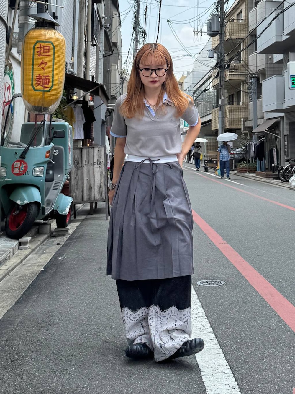 グレー系のスカート、ブラック系のデニムパンツ、グレー系のシャツ/ブラウスを着用したレディースの夏コーディネートの2枚目の写真