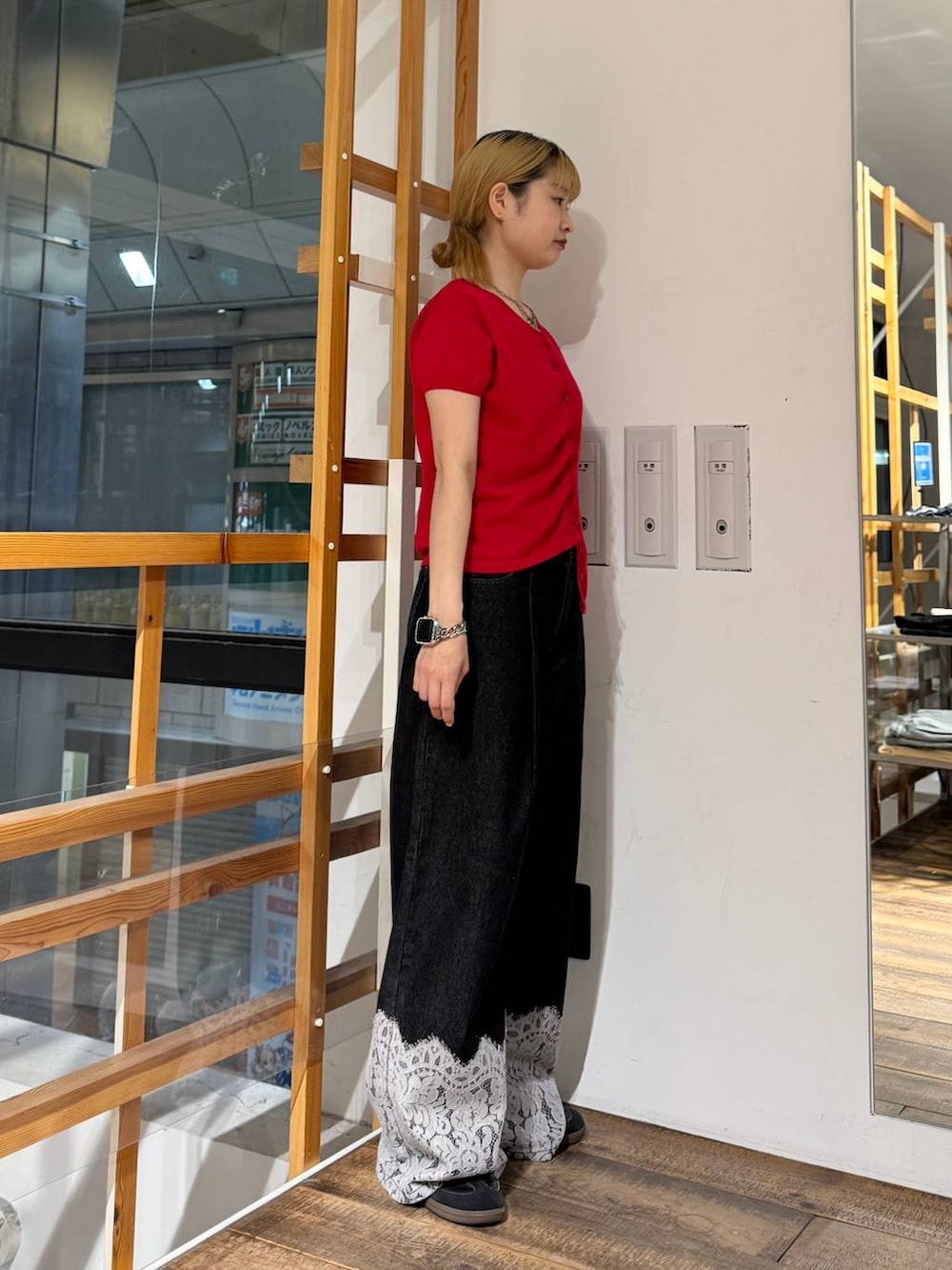 ブラック系のデニムパンツ、レッド系のカーディガン/ボレロを着用したレディースの夏コーディネートの6枚目の写真