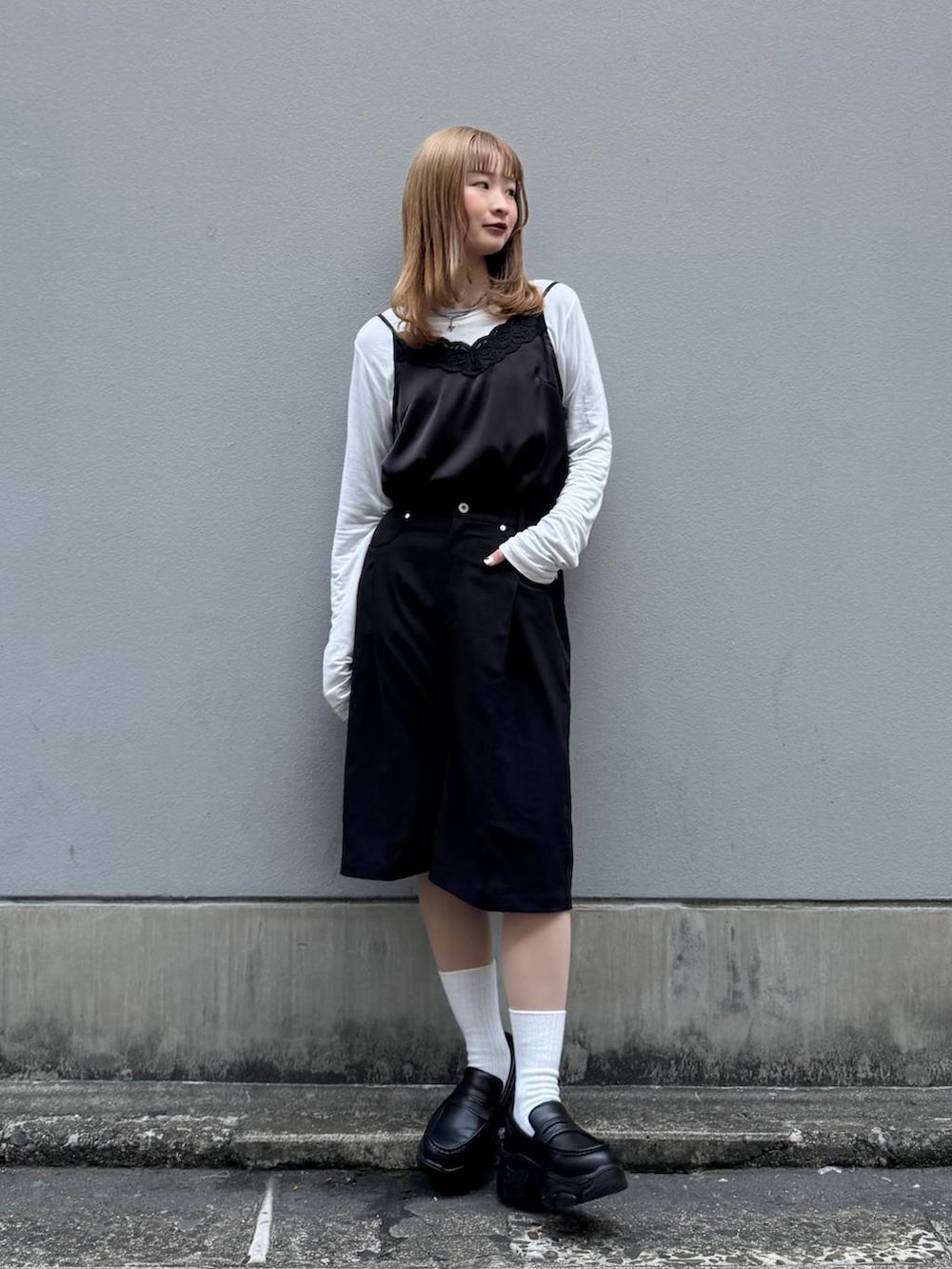 ブラック系のローファー、ブラック系のキャミソール、ホワイト系のTシャツ/カットソーを着用したレディースの春コーディネートの3枚目の写真