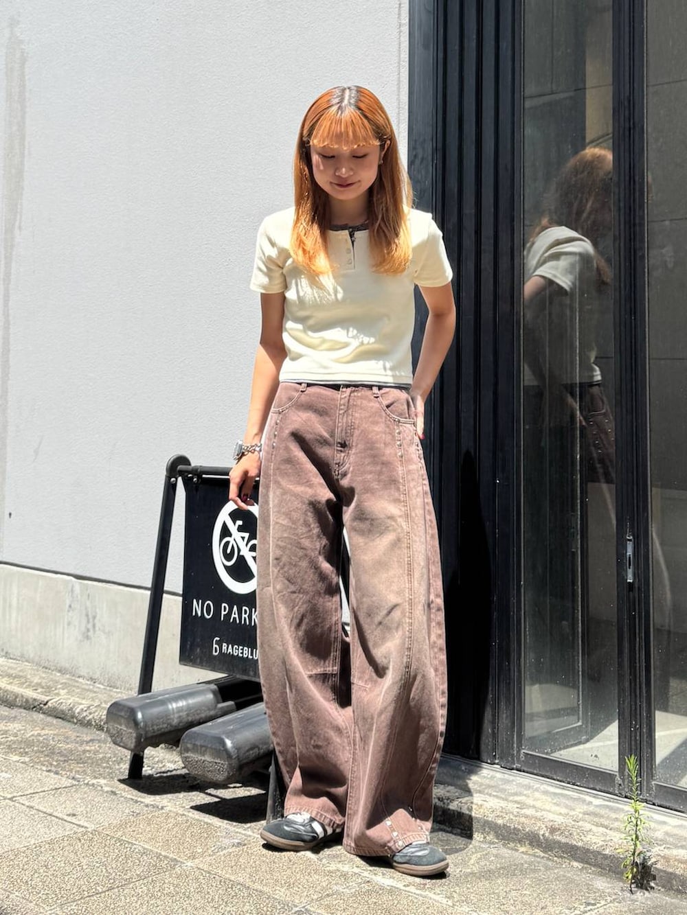 ブラウン系のデニムパンツ、ホワイト系のTシャツ/カットソーを着用したレディースの夏コーディネートの2枚目の写真
