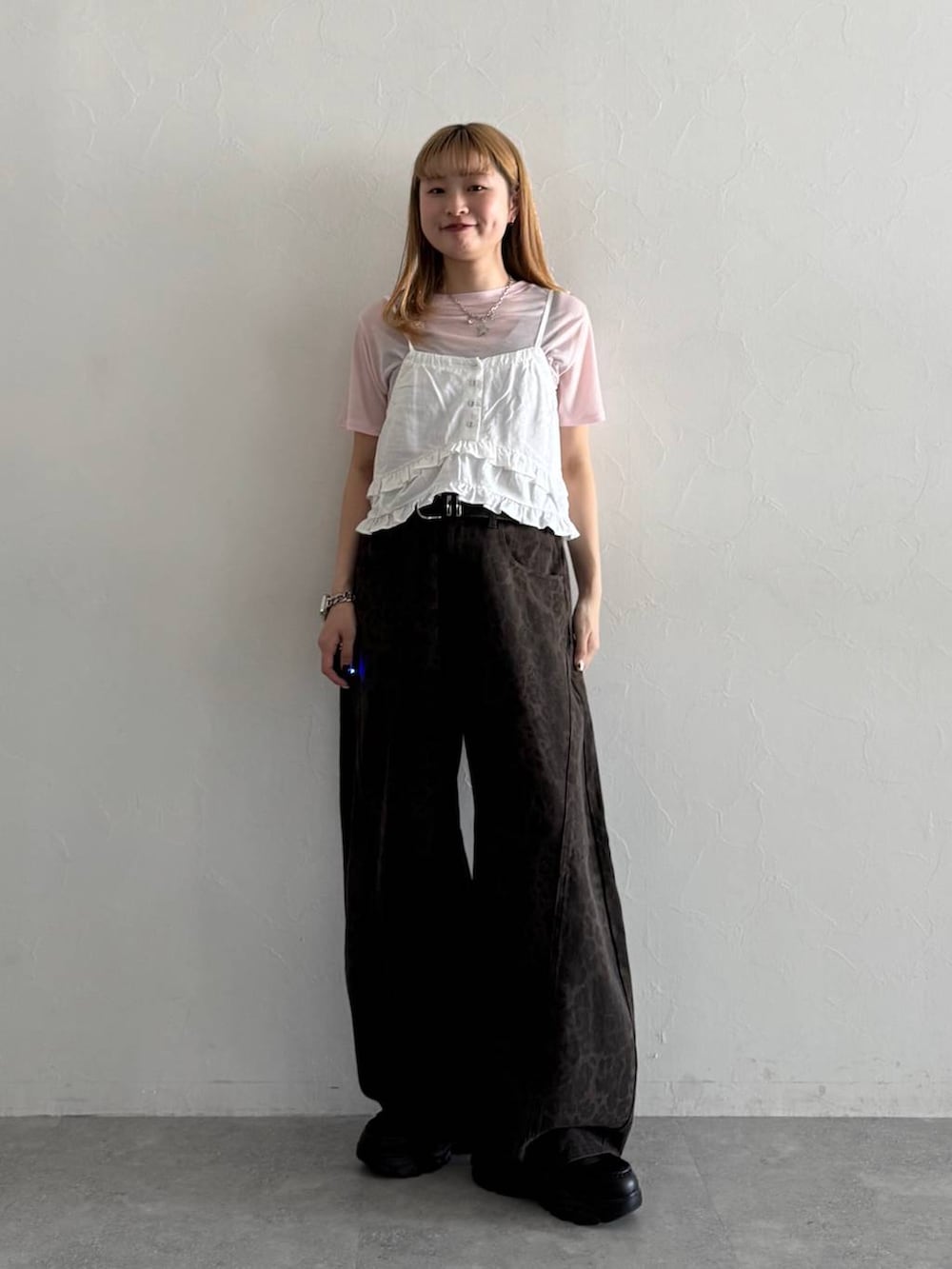 ブラック系のローファー、ピンク系のTシャツ/カットソー、ホワイト系のキャミソールを着用したレディースの夏コーディネートの2枚目の写真