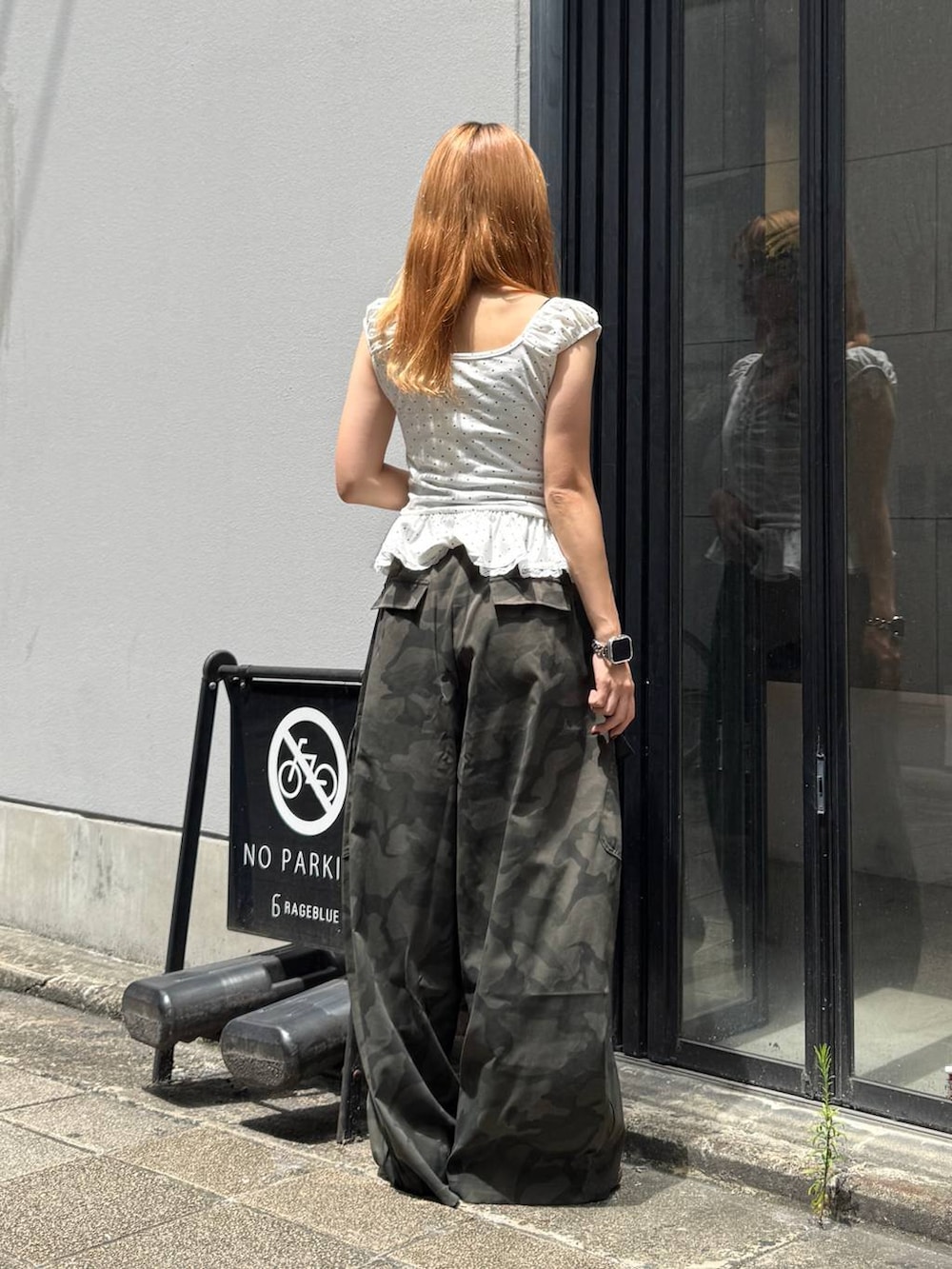 その他のカーゴパンツ、ホワイト系のTシャツ/カットソーを着用したレディースの夏コーディネートの6枚目の写真