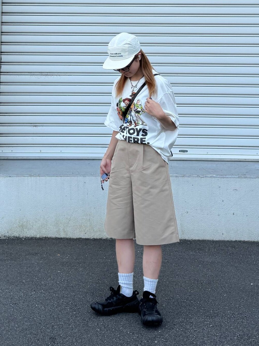 ベージュ系のその他パンツ、その他のTシャツ/カットソー、ホワイト系のキャップを着用したレディースの夏コーディネートの2枚目の写真