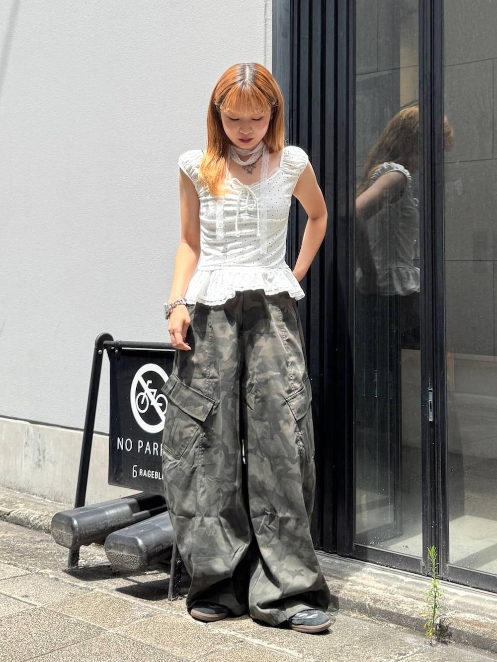 その他のカーゴパンツ、ホワイト系のTシャツ/カットソーを着用したレディースの夏コーディネートの4枚目の写真
