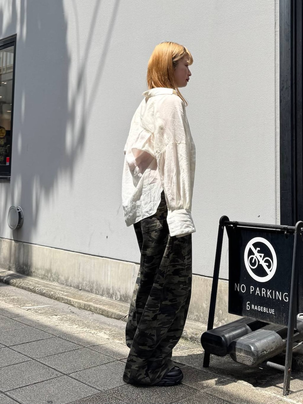 ブラック系のローファー、ホワイト系のTシャツ/カットソー、ホワイト系のシャツ/ブラウスを着用したレディースの夏コーディネートの7枚目の写真