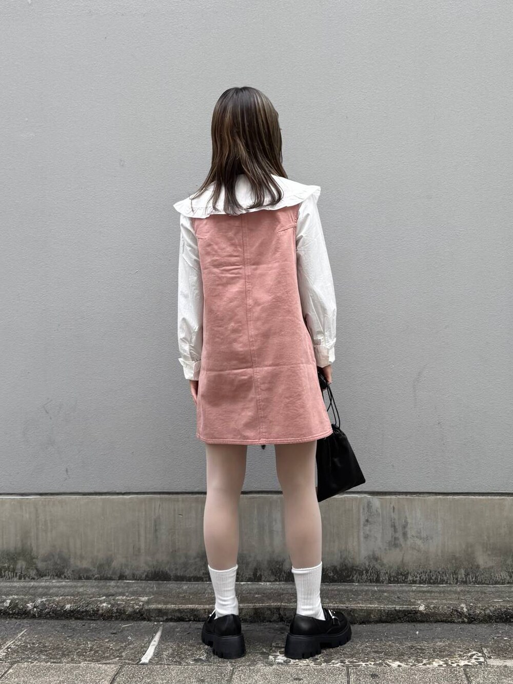 その他のローファー、ホワイト系のシャツ/ブラウス、ブラック系のショルダーバッグを着用したレディースの春コーディネートの5枚目の写真