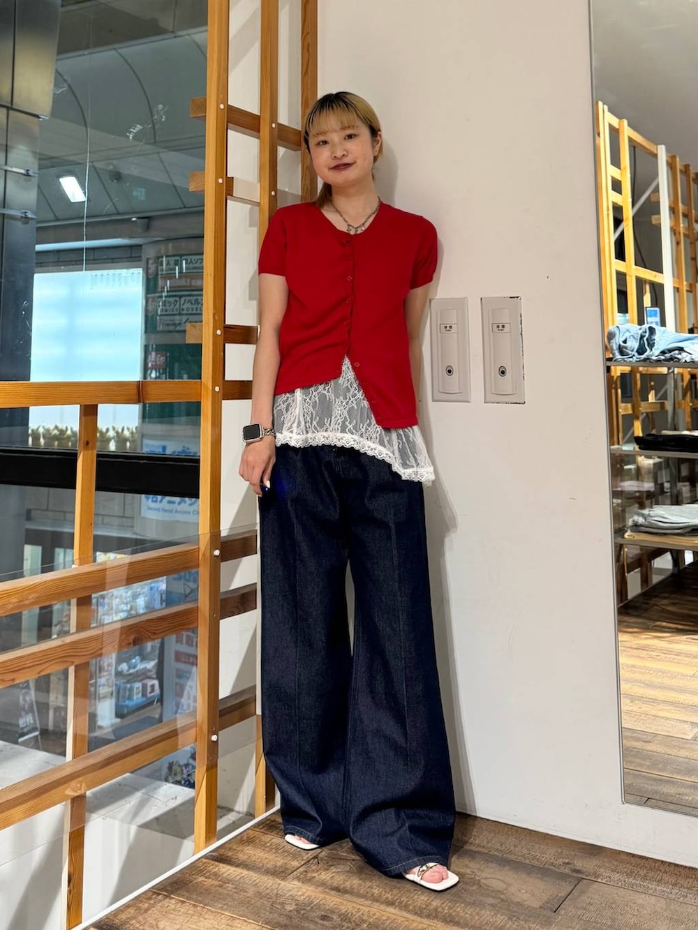 ホワイト系のTシャツ/カットソー、ブルー系のデニムパンツ、ホワイト系のサンダルを着用したレディースの夏コーディネートの2枚目の写真
