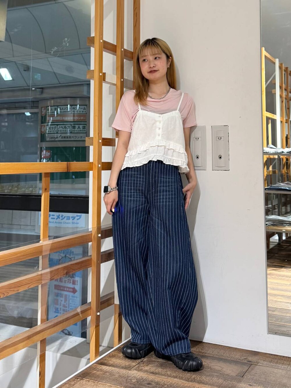 ピンク系のTシャツ/カットソー、ホワイト系のキャミソール、ブルー系のデニムパンツを着用したレディースの夏コーディネートの3枚目の写真