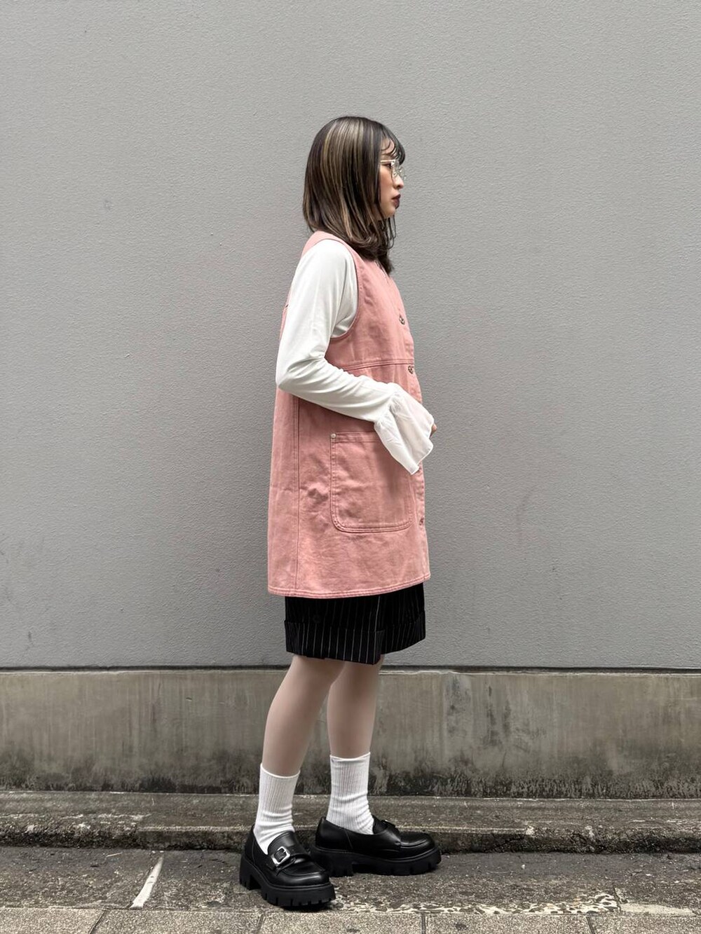 その他のローファー、ブラック系のスラックス、ピンク系のワンピースを着用したレディースの春コーディネートの7枚目の写真