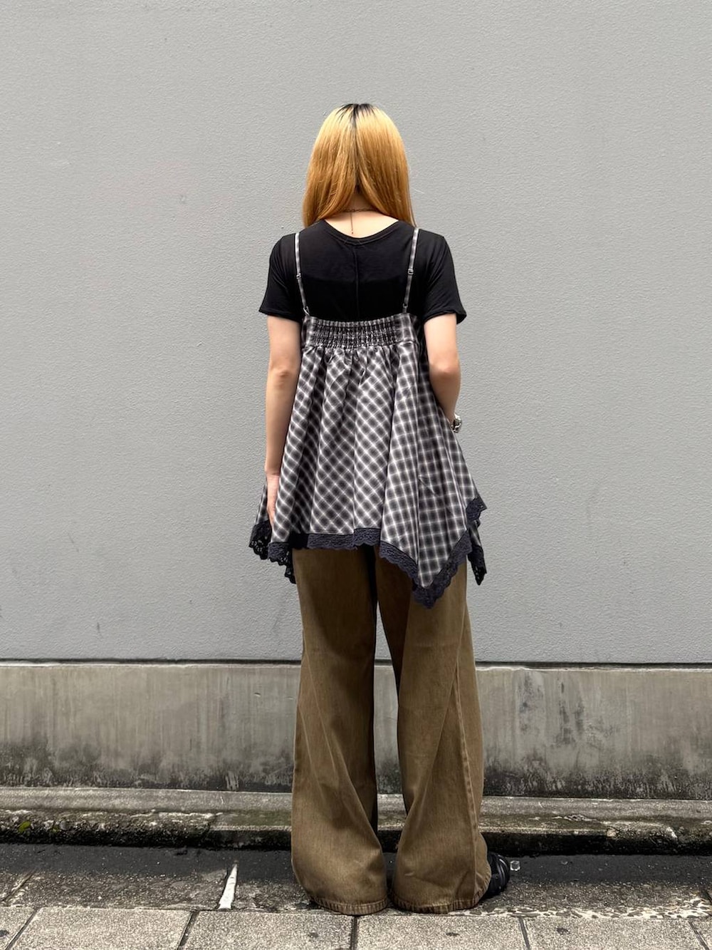 ブラック系のTシャツ/カットソー、ブラウン系のデニムパンツ、ホワイト系のキャミソールを着用したレディースの夏コーディネートの5枚目の写真