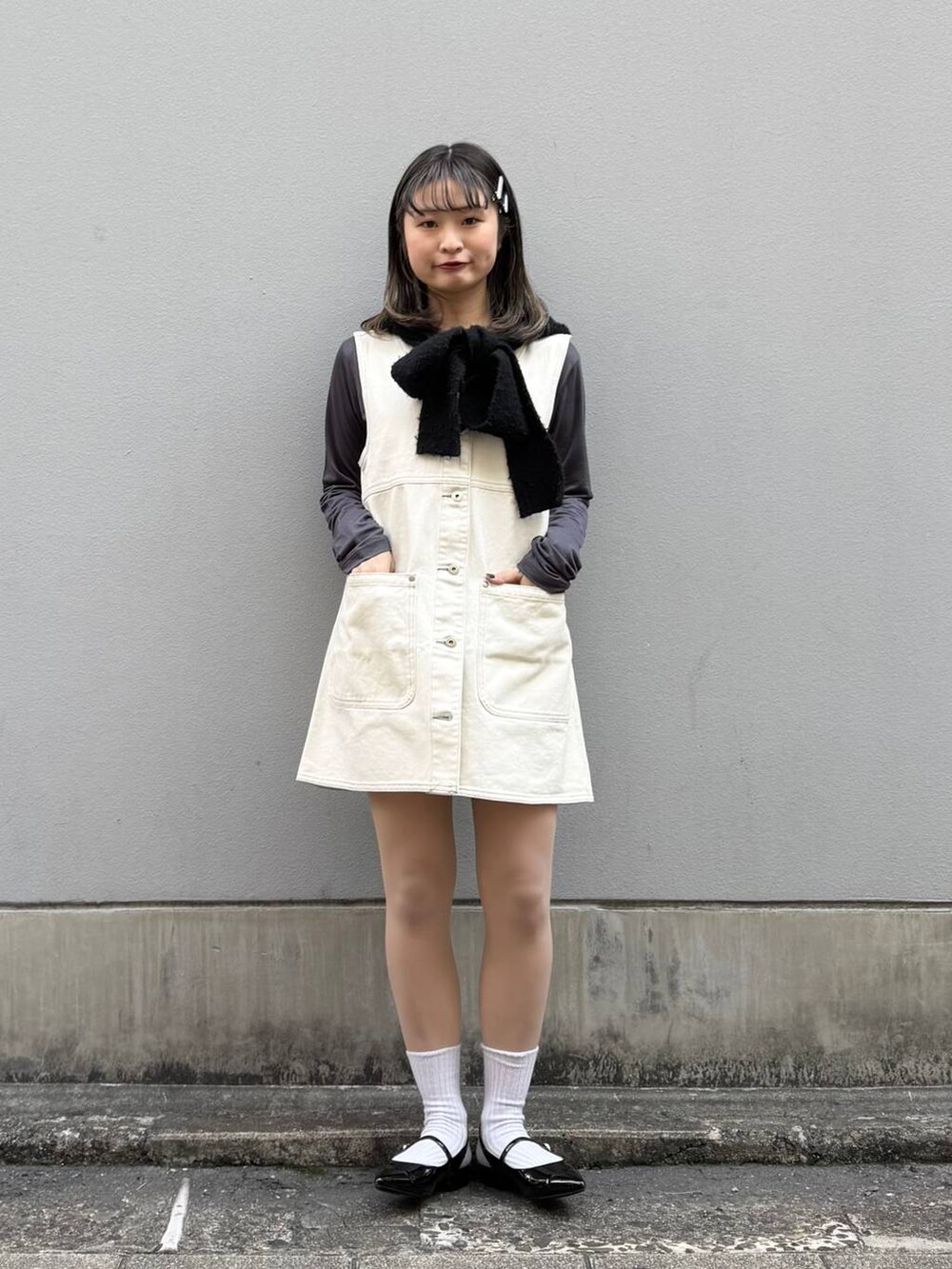 ブラック系のパンプス、ホワイト系のワンピース、グレー系のTシャツ/カットソーを着用したレディースの春コーディネートの2枚目の写真