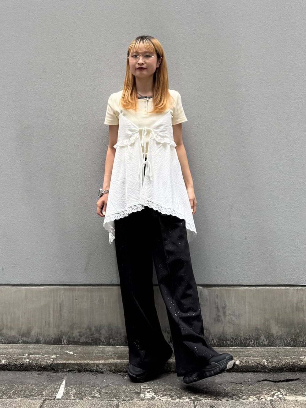 ブラック系のサンダル、ブラック系のスウェットパンツ、ホワイト系のTシャツ/カットソーを着用したレディースの夏コーディネートの3枚目の写真