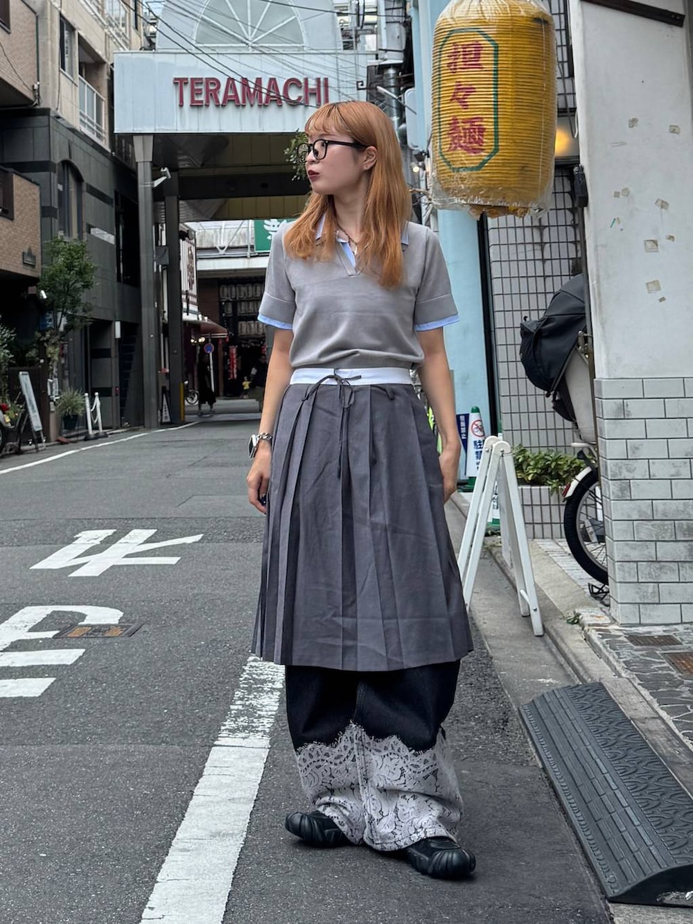 グレー系のスカート、ブラック系のデニムパンツ、グレー系のシャツ/ブラウスを着用したレディースの夏コーディネートの4枚目の写真