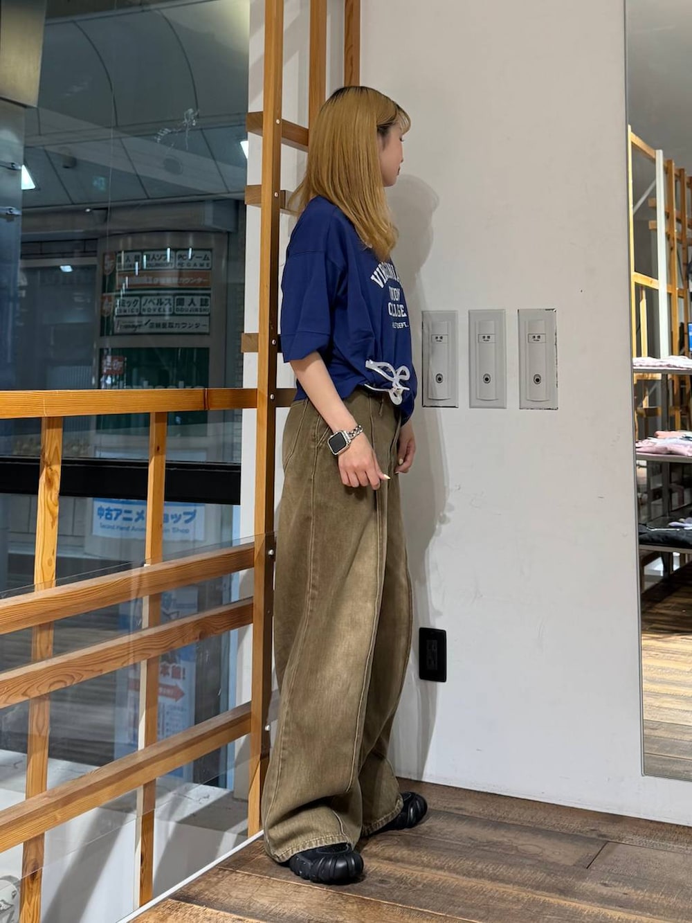 ブルー系のTシャツ/カットソー、ブラウン系のデニムパンツを着用したレディースの夏コーディネートの7枚目の写真